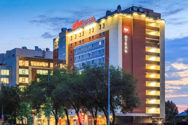Фасад отеля Отель ibis Самара
